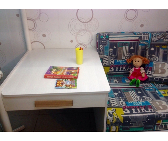 Встроенный стол в детской кровати серии Феникс 38 Попугаев  