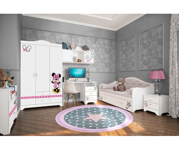 Трехдверный шкаф в интерьере